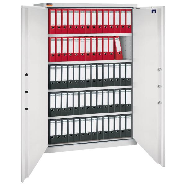Lichtgrauer Dokumentenschrank mit zwei Türen und sichtbarer Türverriegelung. Innenraum mit vier Fachböden, zwei Reihen rote und drei Reihen schwarze Aktenordner. Weißer Hintergrund.